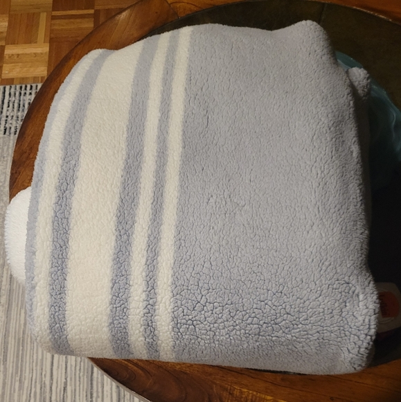 UGG Throw - Picture 5 of 5